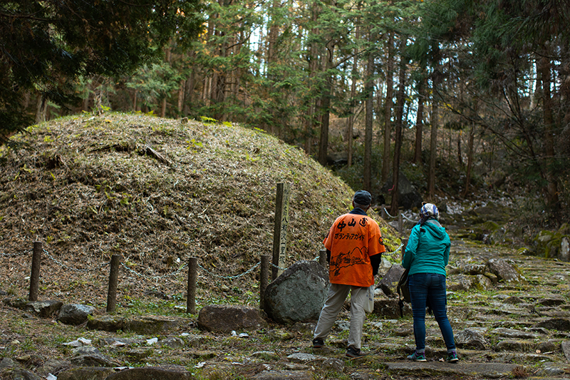 An ichirizuka, a distance marker mound