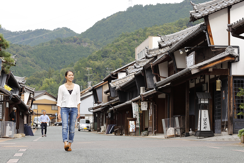 Walking in Udatsu Wall Historical District