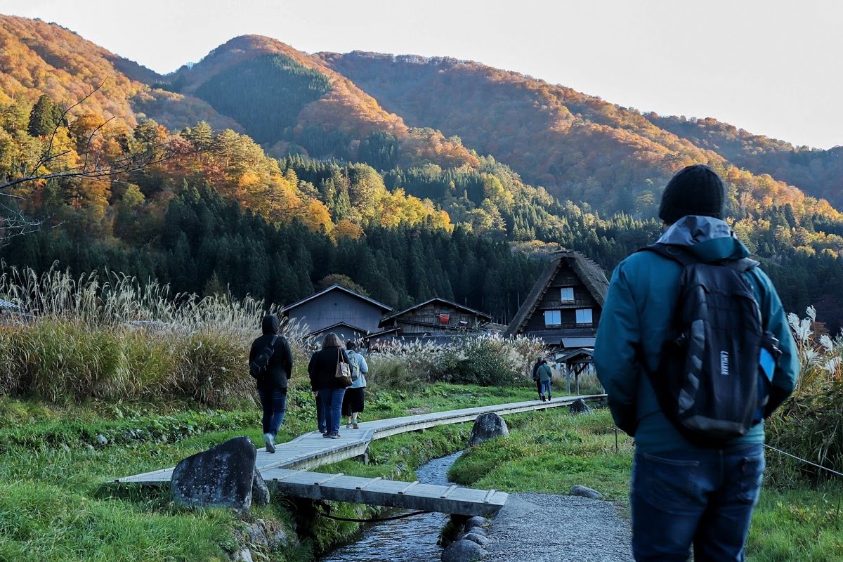 walk in Shirakawa-go